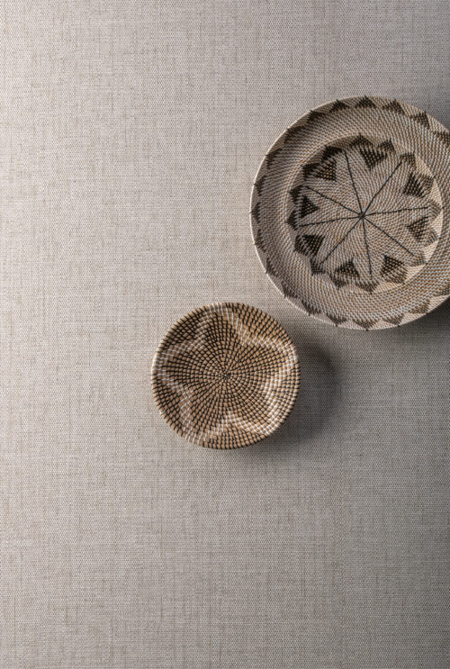 Gros plan sur un magnifique tissage de papier simple dans les tons gris. Modèle "Duo" de la collection Tribu d'Omexco.