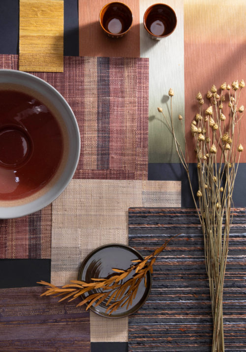 La collection Atelier d'Omexco est une offre éclectique de revêtements muraux couture et contemporains. Ici, nous voyons un moodboard avec des textures tactiles de revêtements muraux dans des tons terreux, des fleurs séchées et des tasses en céramique brune.