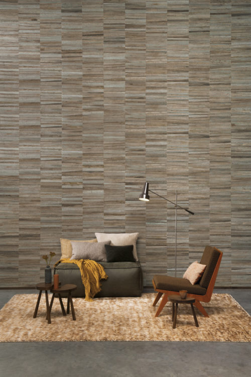 La collection de revêtements muraux Atelier d'Omexco est un hommage tactile à l'importance de l'artisanat dans la décoration d'intérieur. Ici, nous voyons un collage rayé brun-gris réalisé à partir d'écorce de bananier. Si vous êtes à la recherche d'une décoration bohème chic avec de riches textures organiques, vous serez certainement inspiré par cette image !