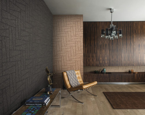 Sur les murs de ce salon moderne du milieu du siècle, nous voyons de petites pierres de mica saupoudrées sur un motif géométrique saisissant. Ce revêtement mural est appelé "stepping stone" et appartient à la collection Moonstone d'Omexco. La pièce maîtresse de ce salon est la chaise iconique Barcelona en cuir conçue par Mies van der Rohe.