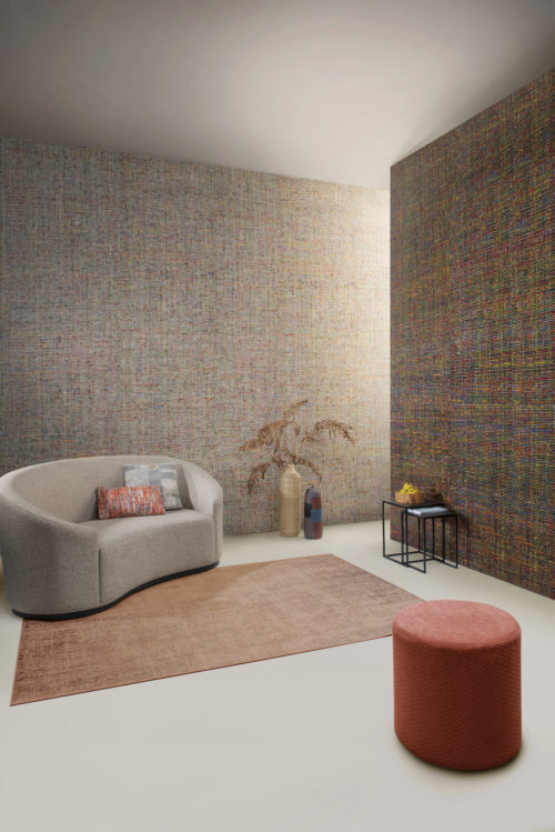 Les murs de cette impressionnante salle de séjour sont recouverts d'un tissage chunky, semblable à du tweed, avec des fils filés à la main dans des tons colorés. Destinée aux intérieurs de luxe, transformant chaque mur en une merveilleuse œuvre d'art, la collection ATELIER d'Omexco offre à nos intérieurs le revêtement mural idéal pour donner libre cours à notre créativité.