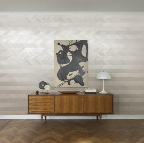 Cette photo détaillée montre à quel point le motif à chevrons de notre collection Sycamore est intemporel et élégant. Nous suggérons ici de suspendre un chemin de fer. Revêtements muraux exclusifs Sycamore : un glamour doux reflétant notre désir d'une connexion plus profonde avec la nature.