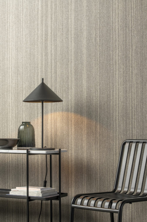 Dans cette belle image, nous voyons un détail de l'impression monochrome douce pour un design qui invite à la contemplation. Il fait partie de la collection Omexco Loft. Un mica imprimé.