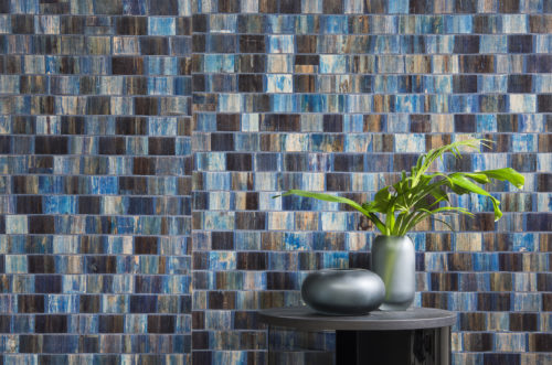 Détail du revêtement mural bakbak bleu vif. Table ronde avec des vases ronds. L'un vert, l'autre plus bleu.