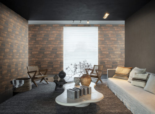 Un intérieur impressionnant avec des détails ethniques. Sur les murs : un revêtement mural posé horizontalement de notre collection Loft. Les murs ressemblent à du métal oxydé. Nous voyons des chaises en bois, un canapé blanc recyclé, une grande table basse assymétrique et un panier tressé.