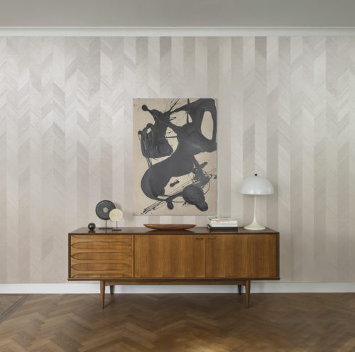 Cette photo détaillée montre à quel point le motif à chevrons de notre collection Sycamore est intemporel et élégant. Revêtements muraux exclusifs Sycamore : un glamour doux reflétant notre désir d'une connexion plus profonde avec la nature.