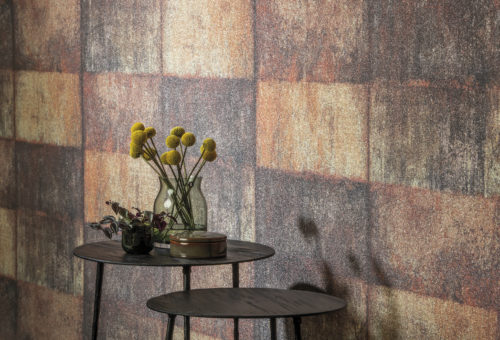 Les superbes perles de verre de la collection Loft d'Omexco confèrent un air de magnificence aux grands espaces. Sur cette photo, nous voyons un détail de la couleur rouille LOF712.