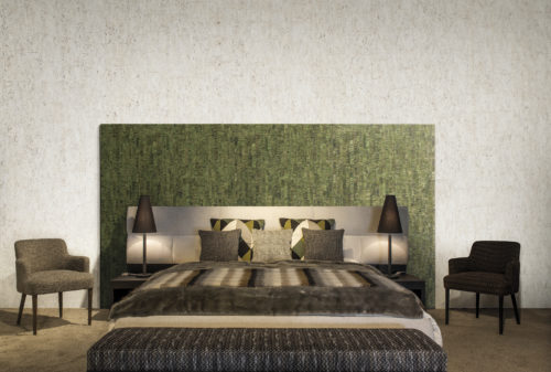 Comment une chambre à coucher peut-elle être exquise ? Sur les murs, le nebbiosa : la texture subtilement unie accentue le grain unique du liège dans une délicatesse chatoyante. Sur la planche derrière le lit, le motif calligraphique vert feuille : ce motif en liège a un caractère plus vertical qui rappelle l'aspect de l'écorce de bouleau avec des touches métalliques.