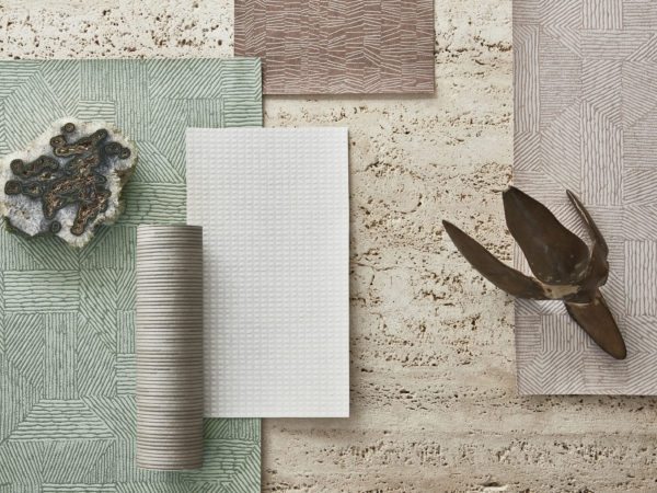 Image d'un moodboard avec des échantillons de la collection haute performance Rivage d'Omexco, dans des tons apaisants de blanc, beige et vert.  Ces revêtements muraux sont non seulement exempts de PVC et nettoyables à l'eau de Javel, mais ils offrent également des performances accrues en termes de facilité de nettoyage.