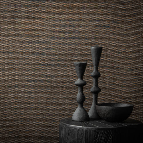 Un uni serein et subtil de la collection de tissage de papier Tribu d'Omexco. Nous voyons un gros plan du motif Duo, un tissage magnifiquement simple dans des tons anthracite et chocolat.