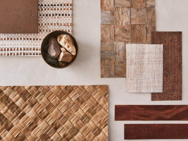 Tableau d'humeur artistique avec la collection de revêtements muraux naturels faits main Intuition d'Omexco. Nous voyons une gamme variée de matériaux naturels dans des tons de beige et de brun : pandan tressé, tissage de mûrier et de toile de jute, tissage texturé de bakbak, bacnoc et fil de papier. Les pièces de revêtement mural sont posées sur une surface en pierre blanche. La collection Intuition met en valeur la richesse inhérente aux fibres naturelles dans leur forme la plus pure.