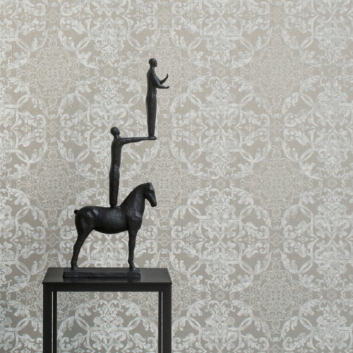 Impressionnant revêtement mural damassé de la gamme Elegance. Piédestal avec une statue d'un homme debout sur les mains d'un homme, debout sur un cheval.