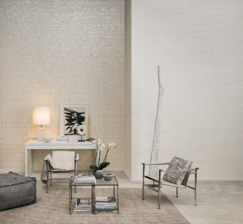 Des meubles chromés, noirs et blancs dans cette pièce avec des revêtements muraux structurés Shades of Pale.