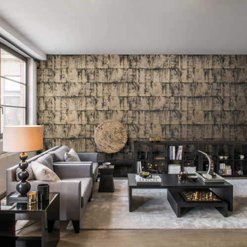 Salon contemporain. Sur le mur du fond : Antarès gris et or par Omexco wallcovering. Lampe sur pied et tables basses noires.
