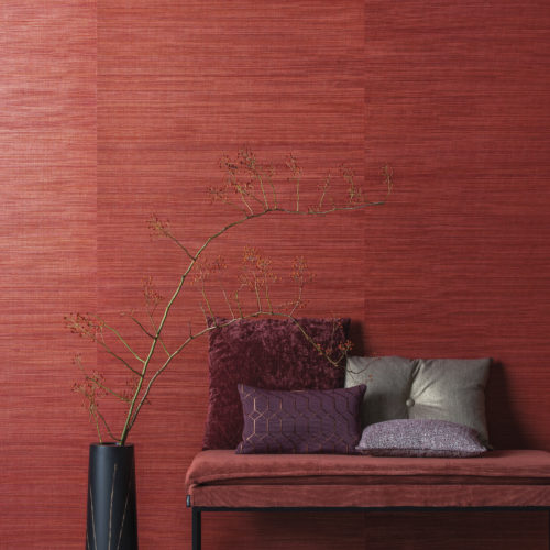 Ce mur vibre de rouge, inondant la pièce d'une couleur intense. Notre sisal polychrome de la collection Seraya : des fils de sisal multicolores et irréguliers, tissés et laminés sur un fond réfléchissant.