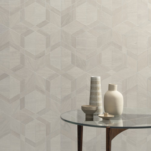 Cette photo montre un détail du design cubiste blanc et beige de la collection Sycamore d'Omexco. Sycamore est une collection exclusive de revêtements muraux en placage bois pour habiller vos murs d'une beauté tactile.
