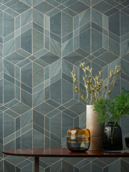 Sycamore by Omexco : de riches variations de tons révèlent les délicates veines du bois de Paulownia. Luxueux et sensuel pour la main et l'œil. Un savoir-faire exquis permet de créer des designs étonnants. Nous imaginons des formes et nous incrustons chaque pièce à la main. Elégant et intemporel.